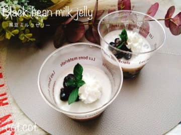 年末の試し作り今になってのせてみる。黒豆ミルクゼリー