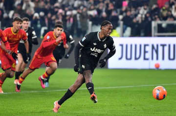 「滑稽なPKだ」「狂っている！」ユベントスFW、まさかの“パネンカ失敗”に酷評「どうして蹴らせた？」