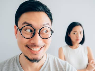 嘘っぽい人の特徴７選！脳が検知する「違和感」の正体と信頼を作るコツ