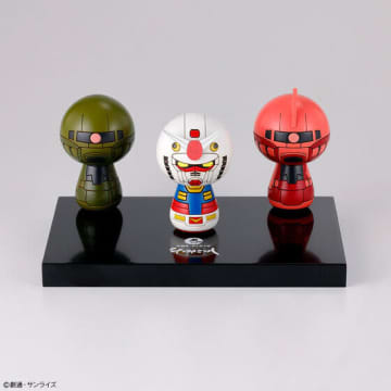 ガンダムやシャア専用ザクたちが可愛いこけしに！プレバン限定3体セットには専用の台座が付属
