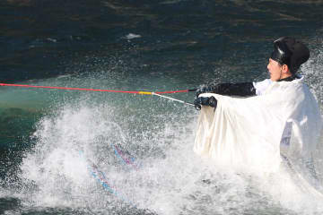 箱根・芦ノ湖で安全願う「湖水開き」　気温は3度、神職姿の大学生が水上スキーで滑走
