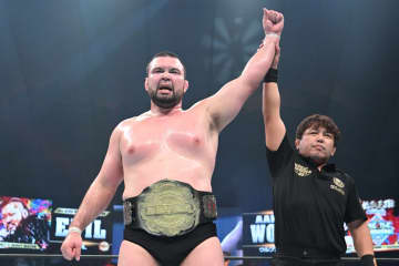 【新日本】ウルフ アロン、衝撃のデビュー戦戴冠！ 覚悟の丸坊主でEVILを失神ＫＯ“ビギナーズラック”と謙虚に語るも視線は世界へ「精進してもっともっと高みを目指していきます」
