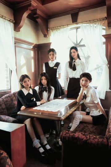 ILLITがコンセプトフォト公開！ 洗練されたレトロモダンな雰囲気のビジュアルを披露