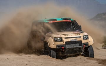 ランドローバー、3台の「ディフェンダー ダカール D7X-R」がダカールラリーで公式戦デビュー
