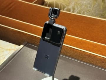 カメラがニョキっと飛び出す異色スマホ、マンネリ打破へ　試作品がCESに現る