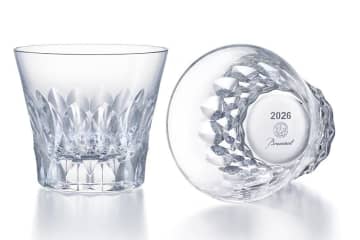 バカラ“ダリア”の花開くクリスタルタンブラー新作、年号「2026」刻印入り