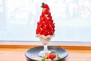 約30粒の古都華！ 奈良・道の駅の「巨大いちごパフェ」が今年も