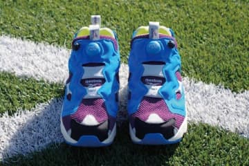 リーボックのスニーカー「インスタ ポンプフューリー 94」ブルー×パープルで、OMMOコラボ