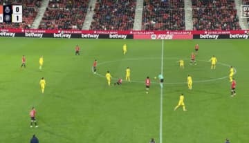 判定に逆ギレ！浅野拓磨に悲劇… “連続タックル”被弾→手荒いプレーにピッチで倒れ込む 相手チームも抗議でサポーター騒然