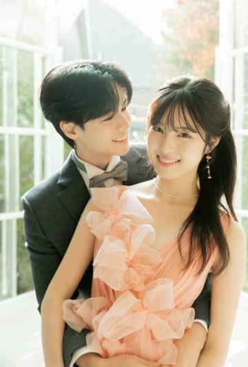 彼女は元“日本一かわいいJK”「美しすぎる！」「ドラマのよう」美男美女カップル、ドレスアップした1年記念デートが話題に