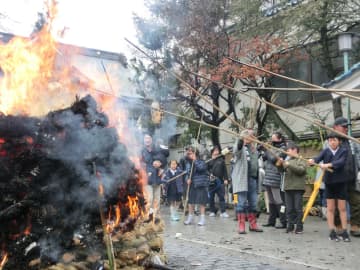 餅を焼いて無病息災を祈る！鳥越神社で「とんど焼き」が1月8日に開催