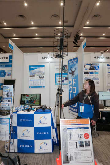 ドローンでは難しい現場に対応、ミラテクドローンが自立型一脚「たおれん棒 DX8」展示