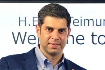 ジョージア大使「深くお詫びを申し上げます」　妻からの指摘に“謝罪”もまさかの反響　「おいしさは正義」「たしかに不適切」