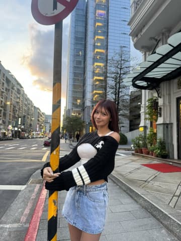 「顔ちっちゃいな」超次元グラマラスボディグラドル、黒縁メガネ＆メンズコーデのレアショットで印象ガラリ
