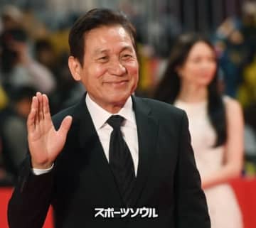 大物スターたちが別れを惜しみ、政府は勲章を…韓国の国民俳優アン・ソンギを哀悼