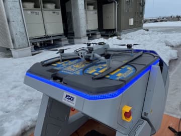 KDDIスマートドローンが北海道新十津川町役場にドローンポートを常設、クマを遠隔監視