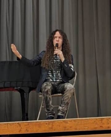 マーティ・フリードマンさん（元メガデス）異文化理解伝える　流山・八木中訪問　「外国人はルールを守りたいが、何がルールか分からない」　外国人と共生へ対話を