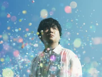 秦 基博、メジャーデビュー20周年イヤー突⼊。ドラマ『未来のムスコ』主題歌「ポケットに魔法を⼊れて」リリース決定＆新アー写解禁