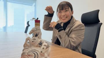 渋野日向子、“午年ウイスキー”と共に馬ポーズ披露！　2026年初の投稿はジャケット姿でご挨拶