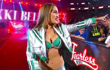 「年の差エグっ」「19歳年下は凄い」美女レスラー、入場時の大胆コスに「ブーメランパンツだw」「見た目が若くて綺麗だな」ファン騒然 熱愛報道にツッコミも