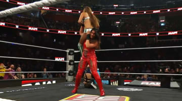 「ホーガンいるw」女子3WAYで“まさか” やたら目立つ男性ファンの姿に熱視線