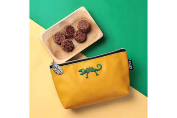 カルディ、ワンポイントのトカゲがかわいい「カカオの森 ポーチ」発売
