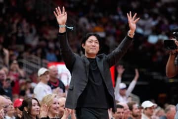 入団会見から6時間後…今井達也がNBA観戦　美人妻と登場、地元ファンは大歓声