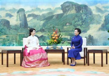 彭麗媛氏、韓国大統領夫人の金恵景氏と茶話会