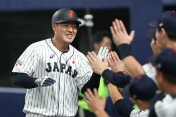 岡本和真が“滑り台”で登場⇨「可愛すぎる」「愛おしい」。MLBブルージェイズがサプライズ【動画】