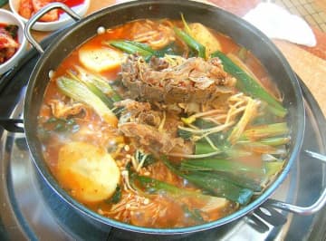 【韓流】食通のバラード歌手ソン・シギョンが推す庶民派料理の代表格カムジャタンとは？『孤独のグルメ』松重豊も絶賛した奥深い鍋料理