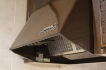 キッチンの換気扇はつけっぱなしが正解？電気代以上にメリット大！掃除をサボれる驚きの効果