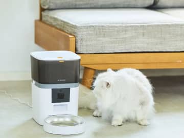 外出先からペットを見守れる自動給餌器