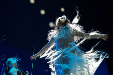 ビョーク、米大統領の併合を望む発言を受けグリーンランドの人々に連帯のメッセージ「深い共感で胸がいっぱい」