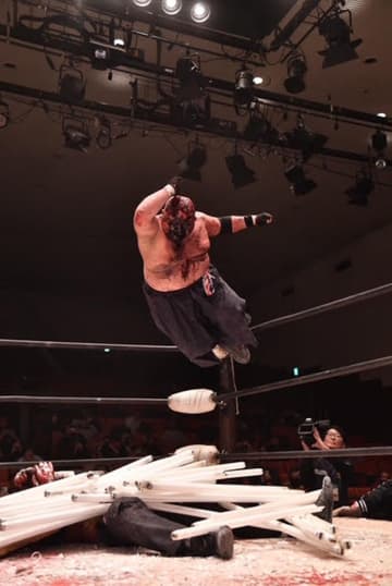 【大日本】アブドーラ・小林が蛍光灯爆殺でデスマッチ王座奪還！ 菊田一美が襲撃でタッグ戦へ 橋本大地＆神谷英慶がまさかの造反、「余所者」軍と合体で団体内に激震