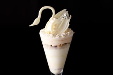 資生堂パーラー26年バレンタインパフェ、“白鳥”モチーフの純白ホワイトチョコやショコラベリー