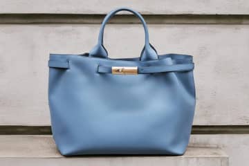 ロンシャン“パリの仕事始め”着想のしなやかレザーバッグ「ル スマート」淡いゴールドのトグル付き