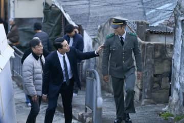 劇中とは真逆の雰囲気…ヒョンビン主演『メイド・イン・コリア』撮影現場のビハインド写真【PHOTO】