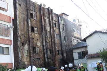 東京・渋谷区広尾の工場で火災　特殊ガスを扱う会社で３人が屋上に逃げ遅れか