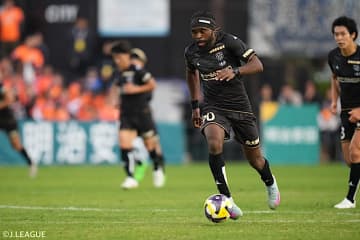 41歳で28戦9発、優勝に貢献も…J2初昇格の栃木C、FWピーター・ウタカとの契約満了を発表