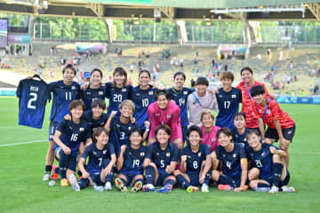 ｢トーコ＆マイカ｣｢ガチ嬉しそう｣なでしこ21歳＆19歳の大阪出身“親友コンビ”がイングランドで同僚に！｢最高の笑顔｣なサプライズ再会シーン＆ツーショット公開