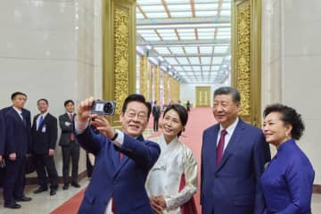 韓国・李大統領、習氏と自撮り　中国製スマホで撮影、親密演出