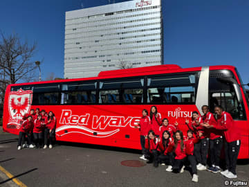 富士通レッドウェーブが特製チームバス導入「本当にうれしい」町田＆宮澤は決意新た