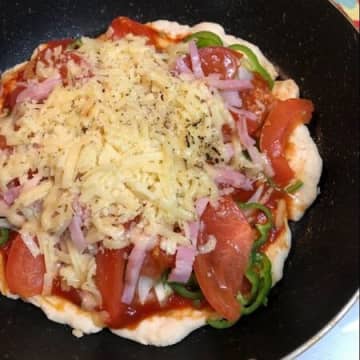 フライパンで簡単、おうちでピザ作り