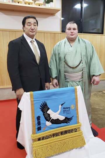 安青錦に国鳥の化粧まわし　ウクライナといえばコウノトリ