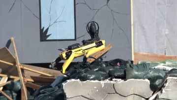 東京消防庁出初め式に「四足歩行ロボット」や「救出救助車」初登場…災害時に救助者捜索へ　伝統の「はしご乗り」で歓声も