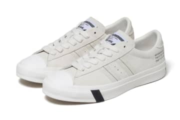 ネイバーフッド×プロケッズのロゴ入りスニーカー、クラシックなローカットモデルを白黒で統一