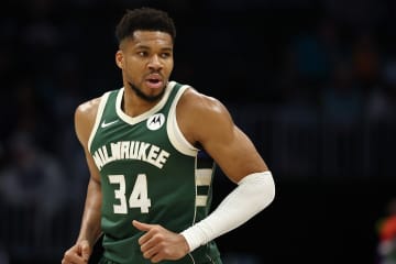 “PGヤニス”は封印？バックス不動のエースがガード陣の奮起に期待「彼らに成長の余地を与えなきゃいけないんだ」＜DUNKSHOOT＞