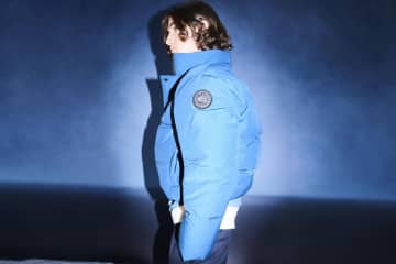 カナダグースのメンズアウター、“ゆったりフォルム”の撥水パーカ＆サテン調フライトジャケット