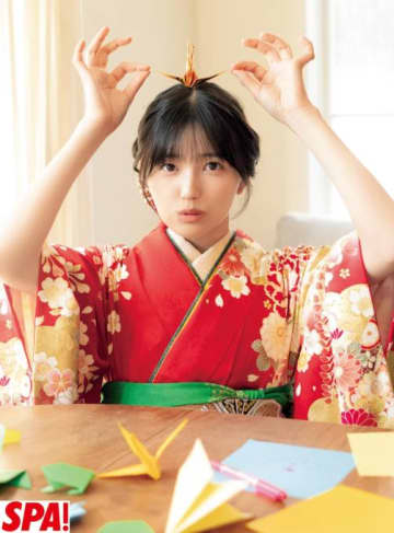 乃木坂46五百城茉央、赤の振袖姿でお茶目にパシャリ！華やかな迎春グラビアを披露