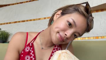 阿部詩、新年から“胸元ざっくり”大胆水着ショット「かわいすぎ！」「めっちゃハワイっぽい」と反響